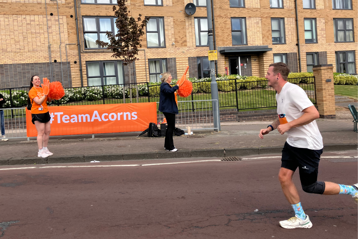 Acorns cheerleaders cheering for the runners.
